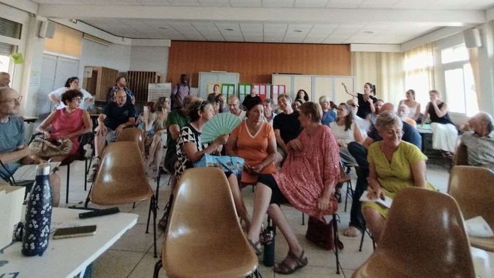 L'assemblé au travail pour discuter du programme.